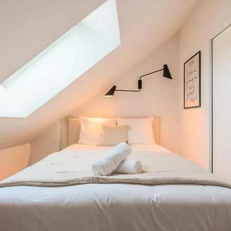 Sous Les Combles Cote Rue, Parking Gratuit *