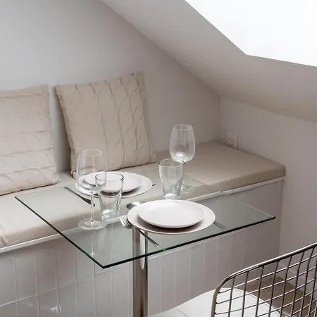 Sous Les Combles Cote Rue, Parking Gratuit Appartement *