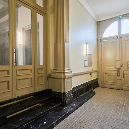 Apartment Sous Les Combles Cote Rue, Parking Gratuit