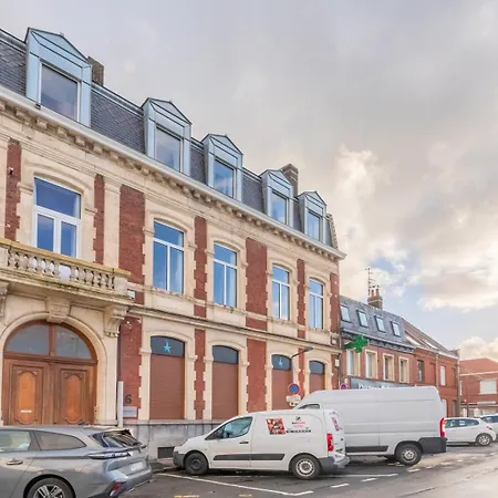 Apartment Sous Les Combles Cote Rue, Parking Gratuit